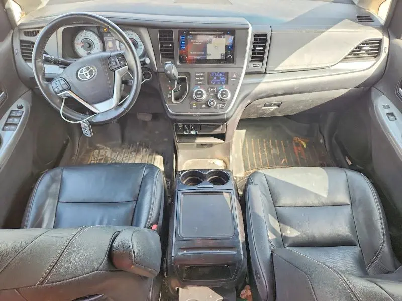 2017 TOYOTA SIENNA SE  