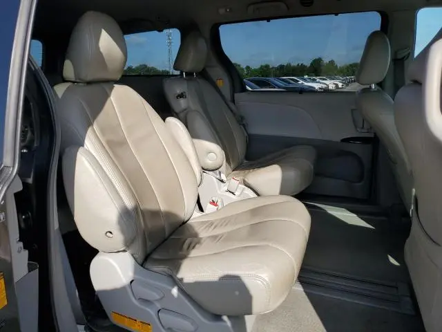 2013 TOYOTA SIENNA LE  