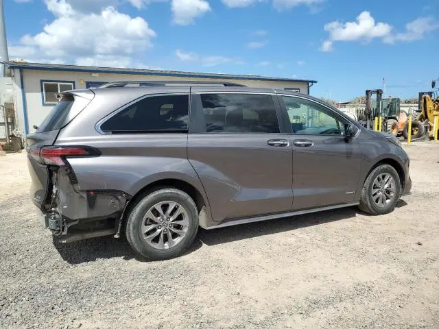 2021 TOYOTA SIENNA XLE  