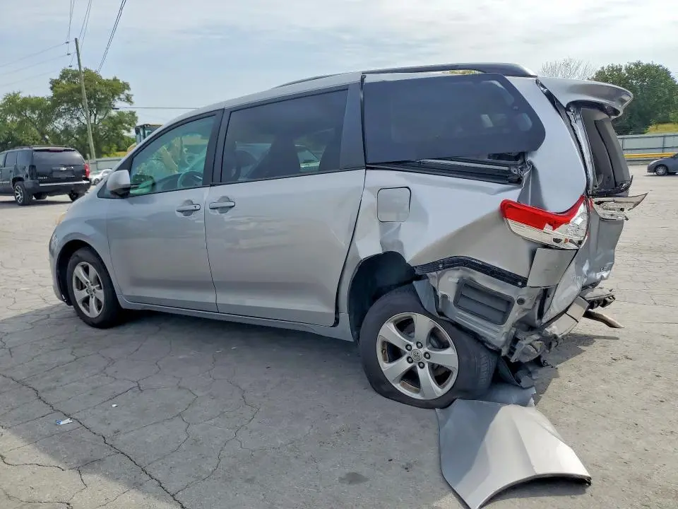 2013 TOYOTA SIENNA LE  
