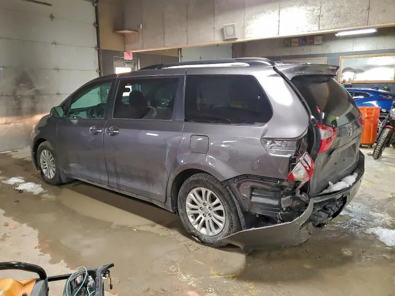 2017 TOYOTA SIENNA XLE  