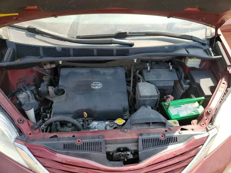 2016 TOYOTA SIENNA LE  