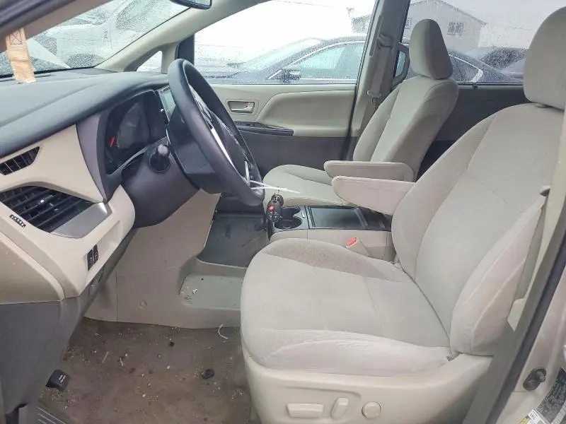 2017 TOYOTA SIENNA LE  