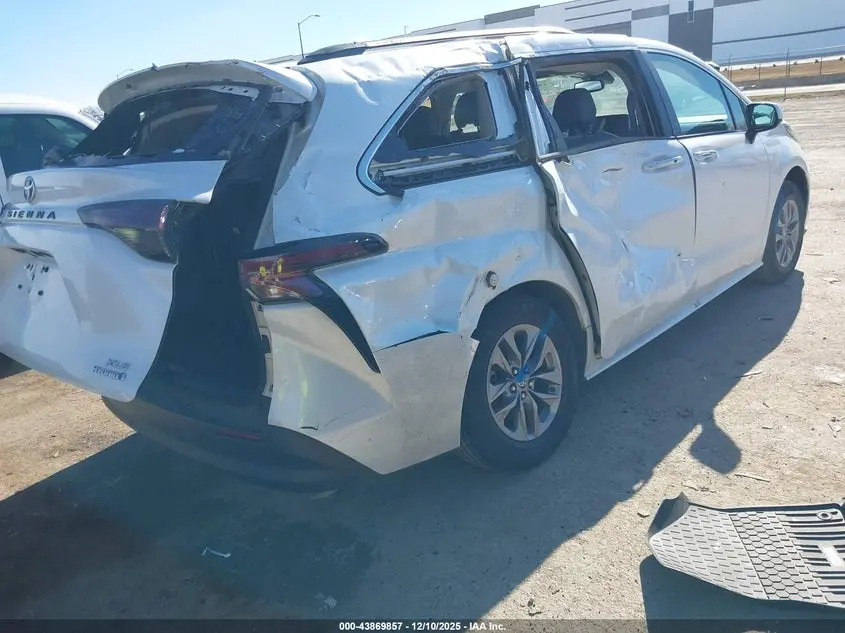 2023 TOYOTA SIENNA XLE