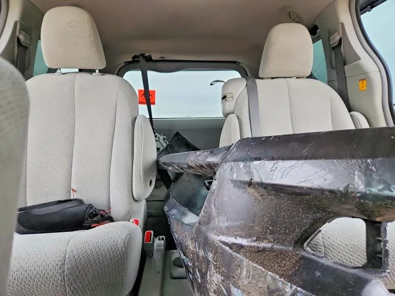 2011 TOYOTA SIENNA LE 8-PASSENGER  