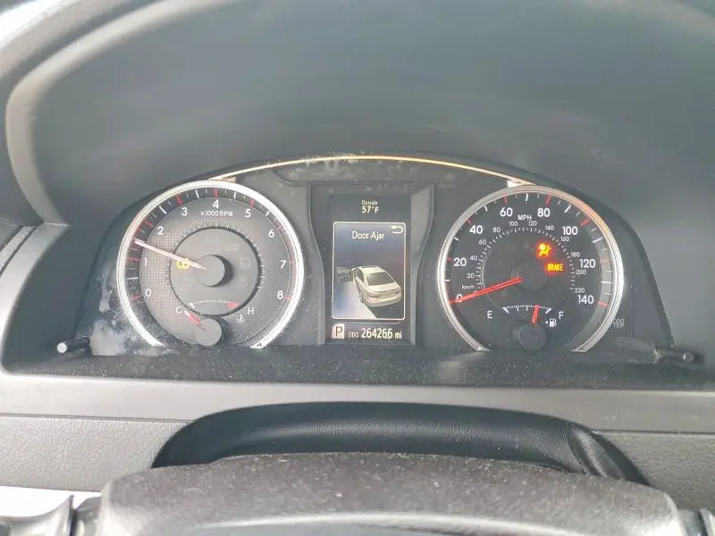 2016 TOYOTA CAMRY SE  