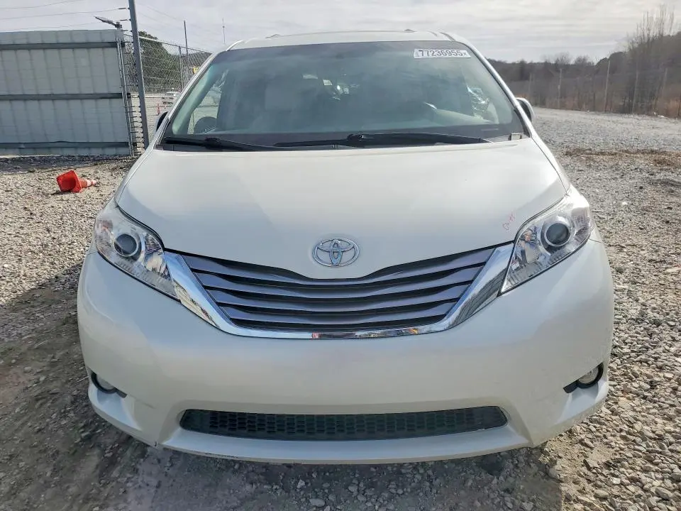 2017 TOYOTA SIENNA XLE  