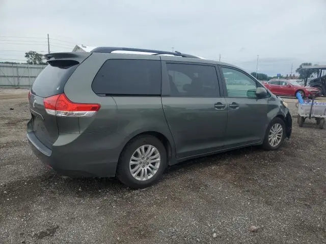 2013 TOYOTA SIENNA XLE  