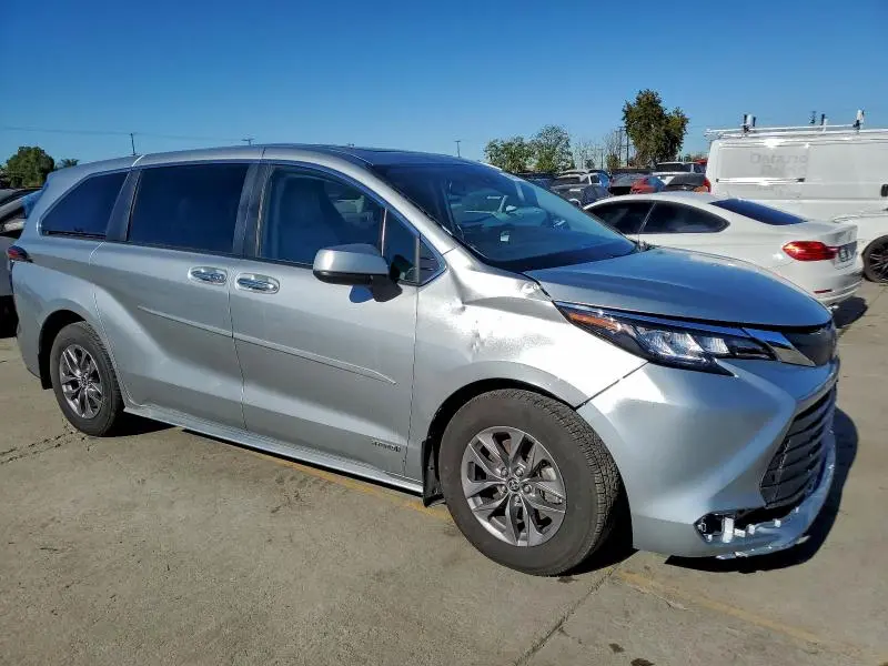 2021 TOYOTA SIENNA XLE  
