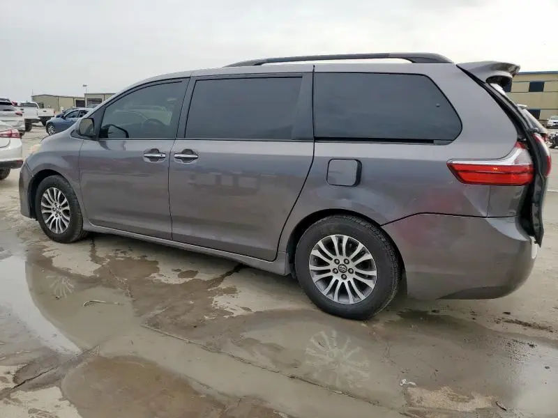 2018 TOYOTA SIENNA XLE  