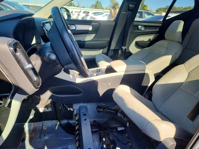 2020 VOLVO XC40 T5 MOMENTUM  