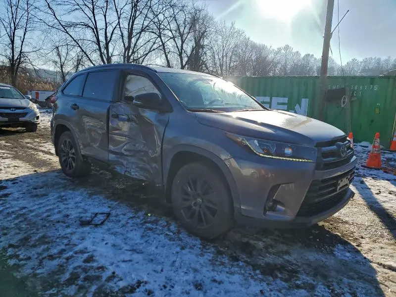 2019 TOYOTA HIGHLANDER SE  