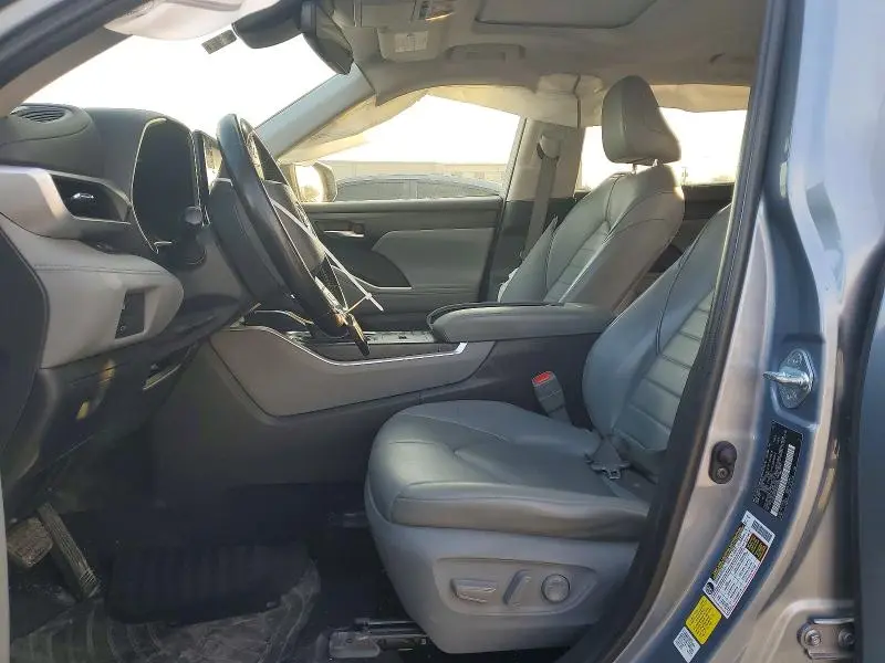 2022 TOYOTA HIGHLANDER XLE  