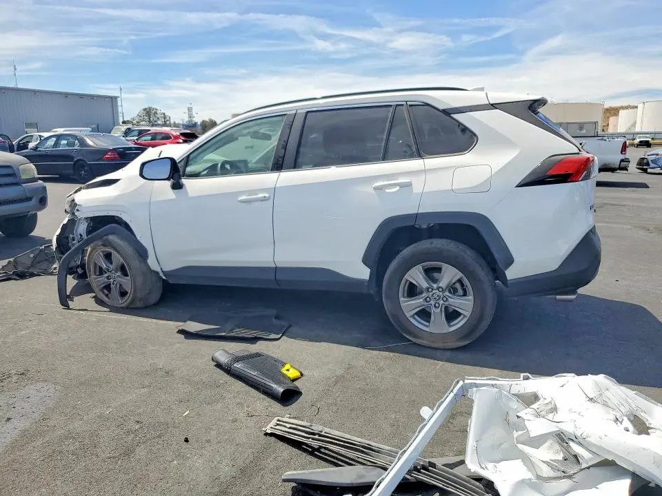 2022 TOYOTA RAV4 XLE  