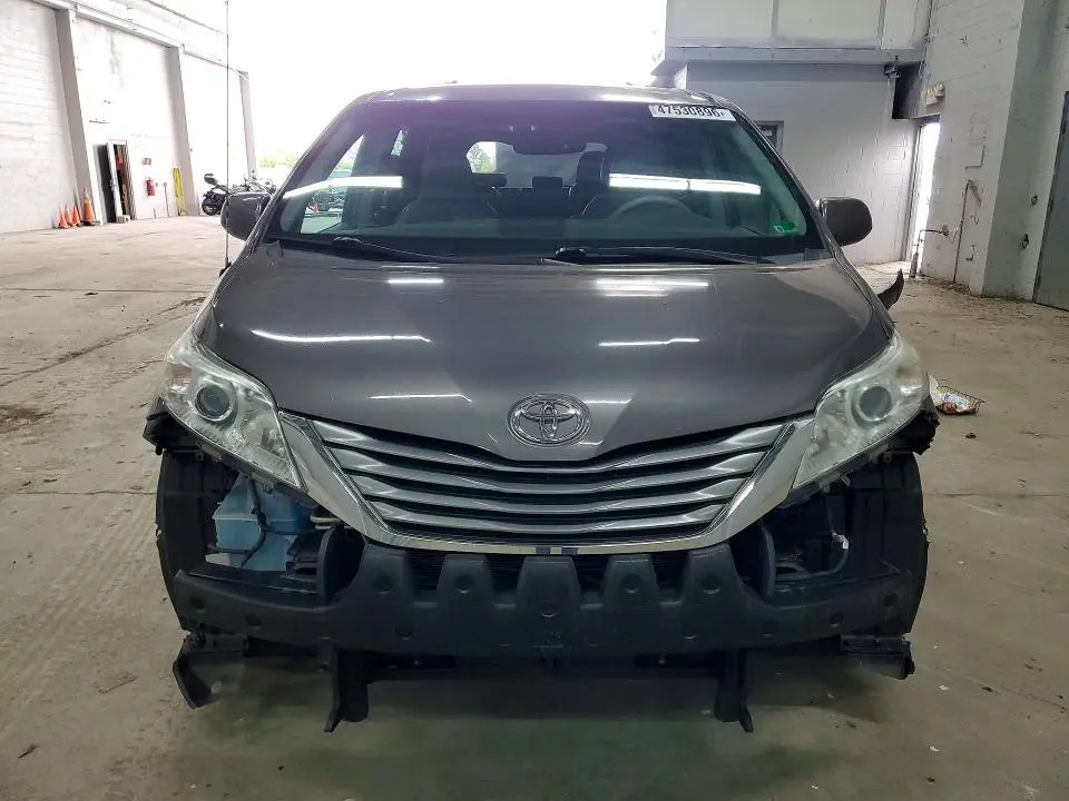 2013 TOYOTA SIENNA XLE 8-PASSENGER  