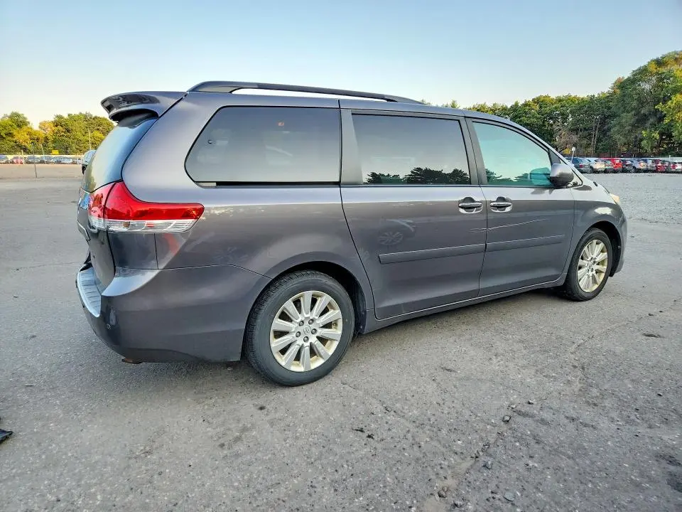 2013 TOYOTA SIENNA XLE 7-PASSENGER  