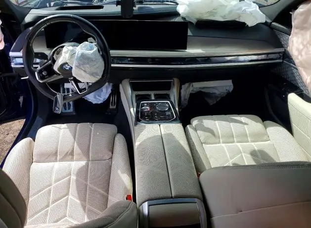 2024 BMW 750 XE  