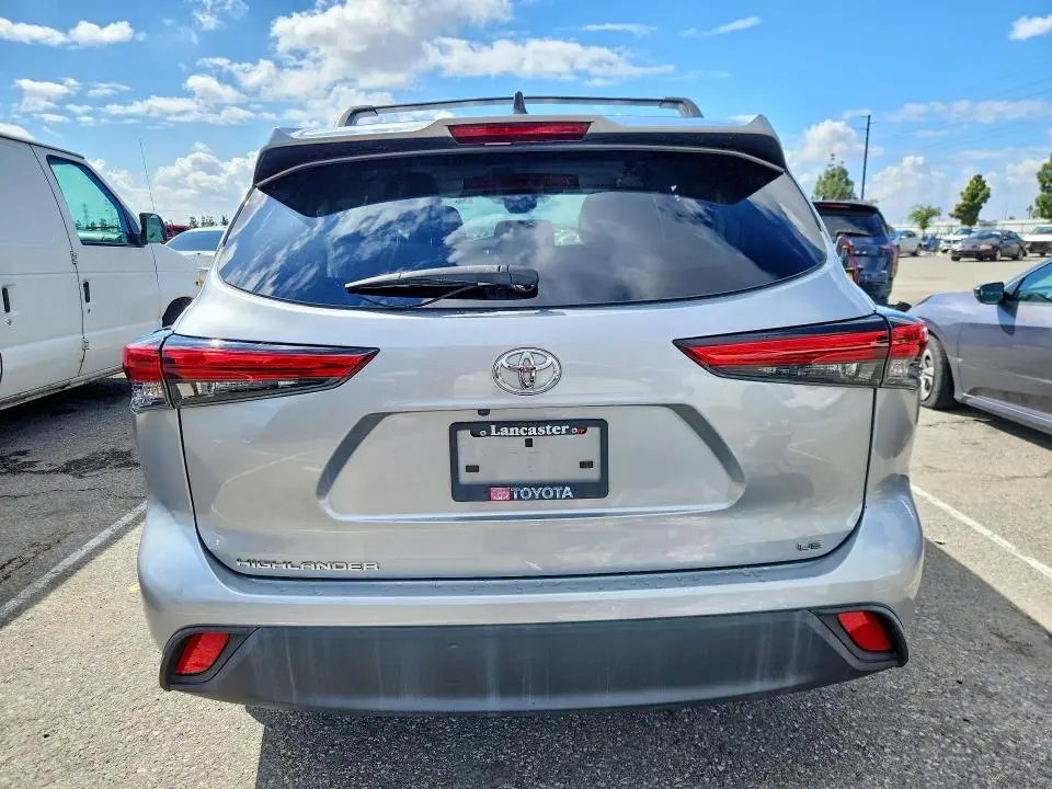 2022 TOYOTA HIGHLANDER LE  