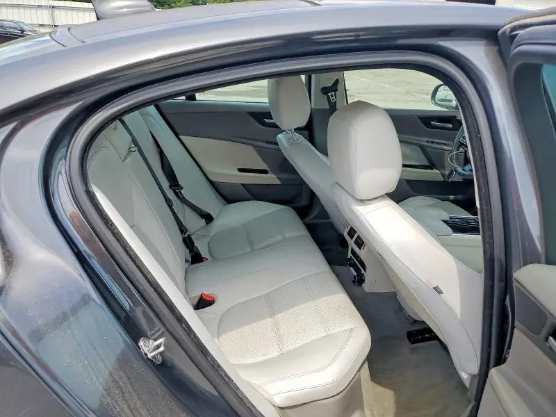 2017 JAGUAR XE PRESTIGE  