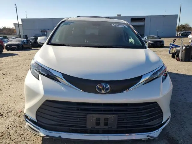 2021 TOYOTA SIENNA XLE  