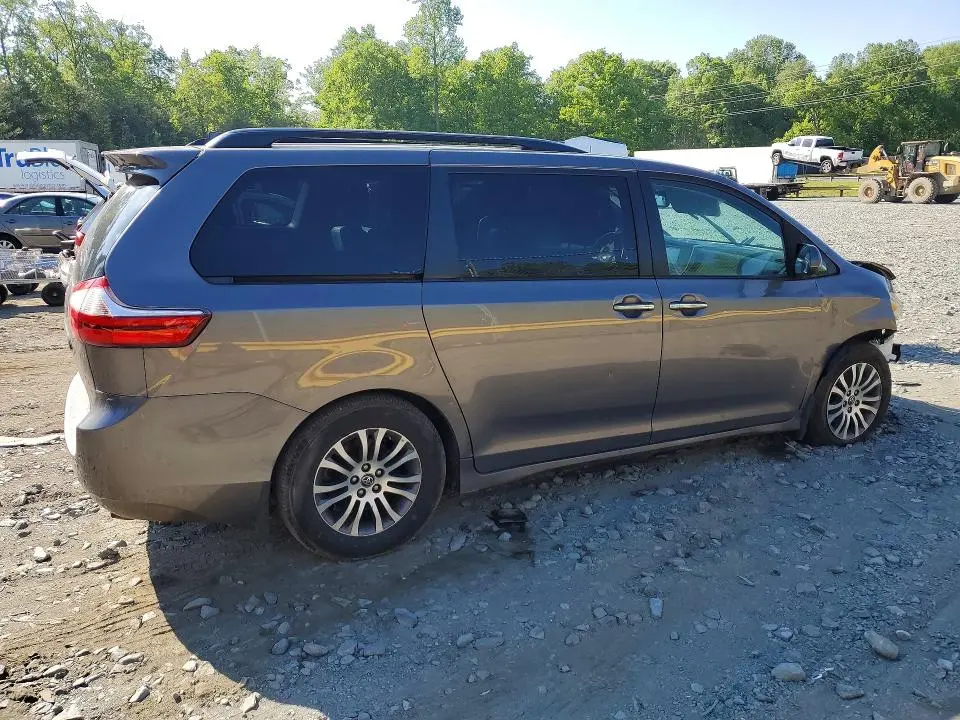 2018 TOYOTA SIENNA XLE 8-PASSENGER  