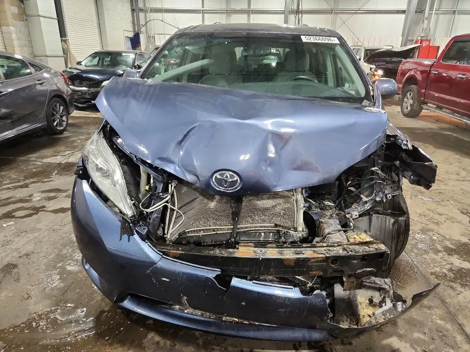2016 TOYOTA SIENNA LE  