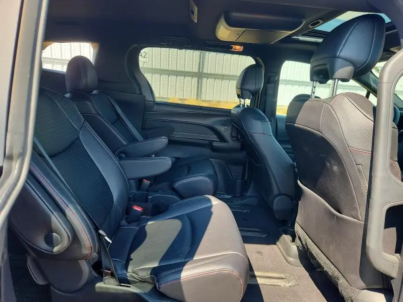 2025 TOYOTA SIENNA LE  