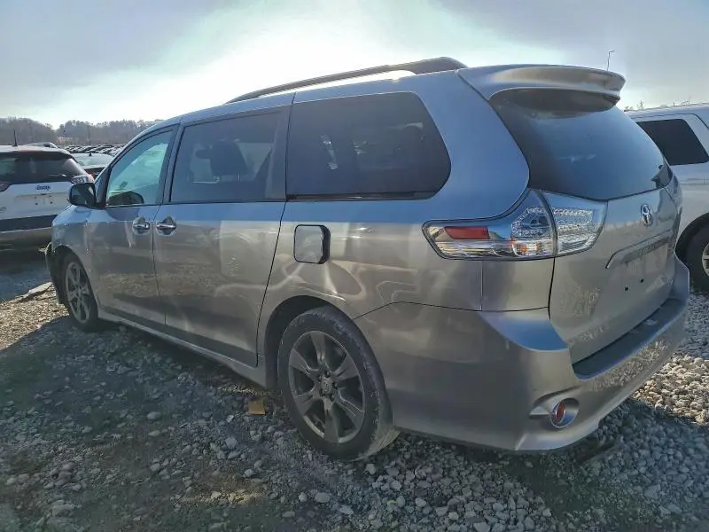 2017 TOYOTA SIENNA SE  