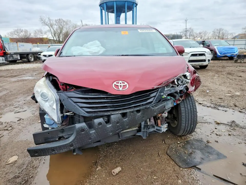 2013 TOYOTA SIENNA LE  