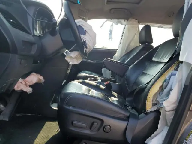 2017 TOYOTA SIENNA SE  