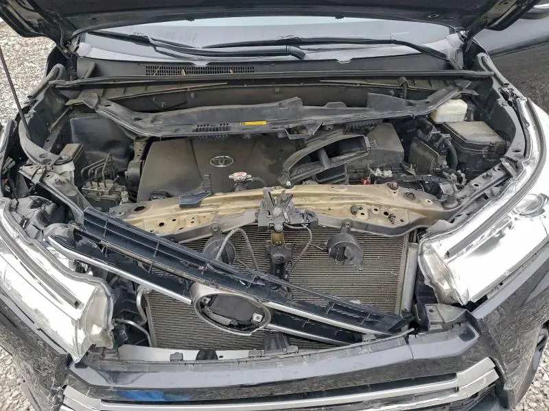 2019 TOYOTA HIGHLANDER SE  