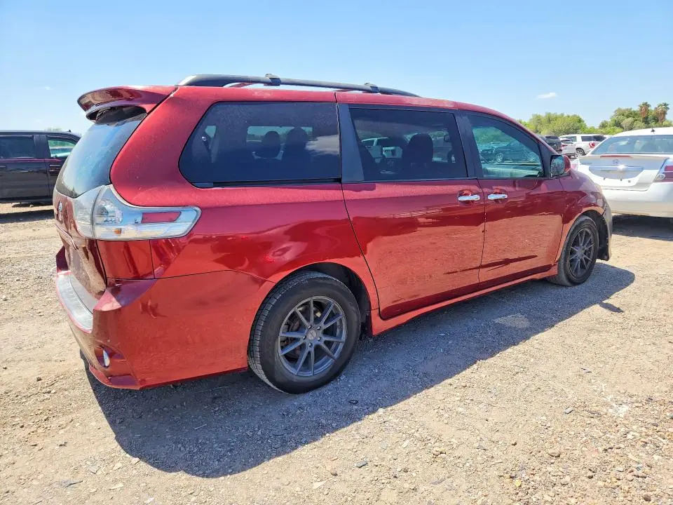 2017 TOYOTA SIENNA SE  