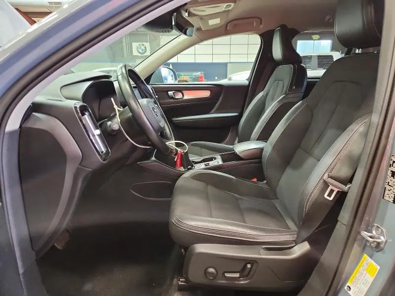 2020 VOLVO XC40 T5 MOMENTUM  