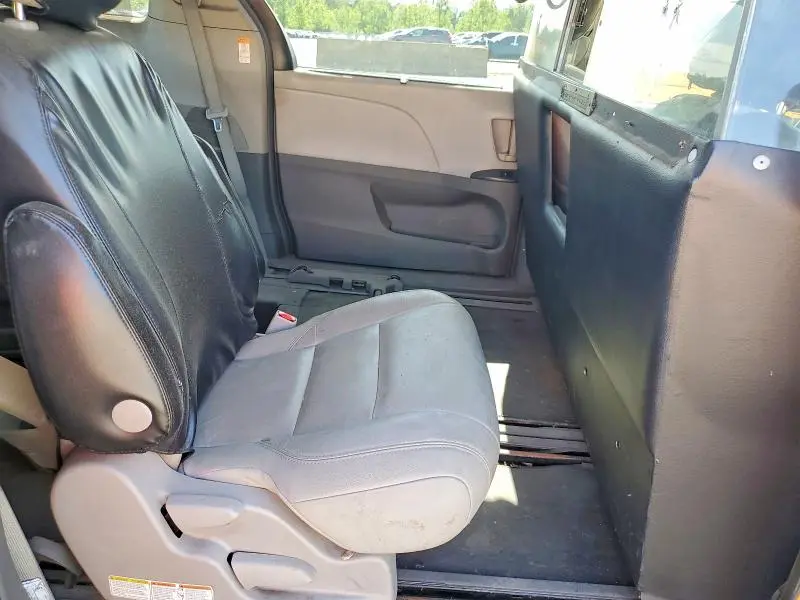 2017 TOYOTA SIENNA LE  