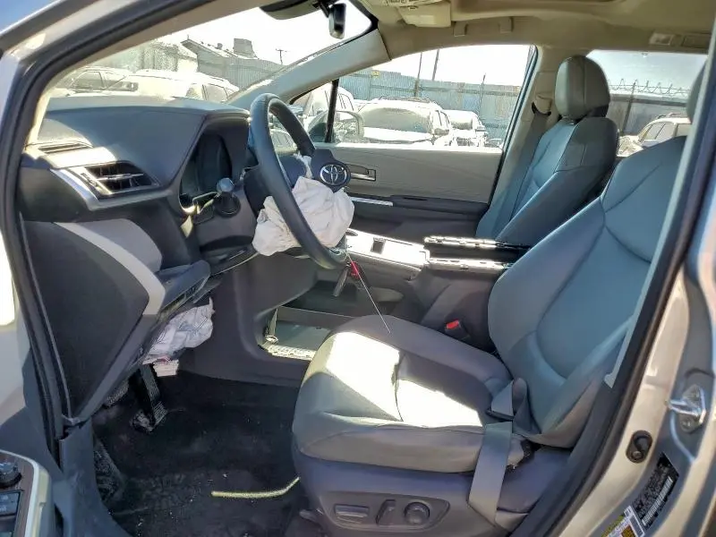 2021 TOYOTA SIENNA XLE  