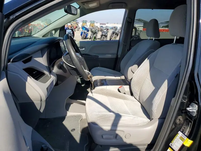 2018 TOYOTA SIENNA LE  