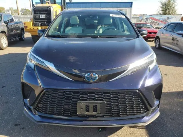2021 TOYOTA SIENNA XSE  