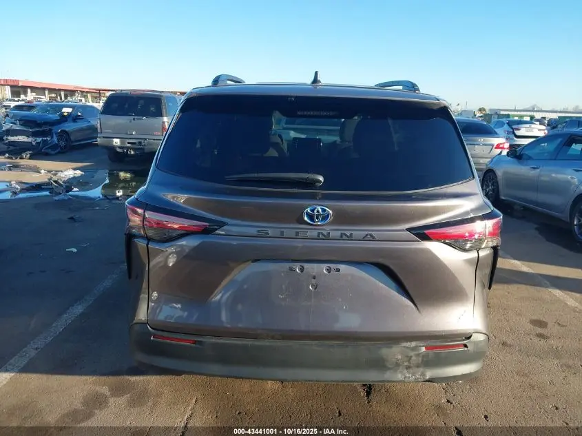 2022 TOYOTA SIENNA LE
