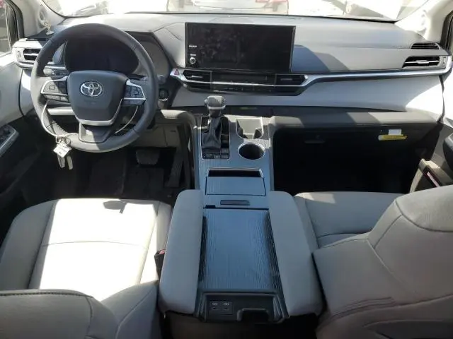 2025 TOYOTA SIENNA XLE  
