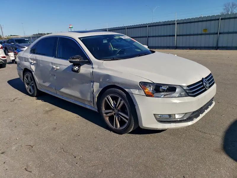 2015 VOLKSWAGEN PASSAT SE  