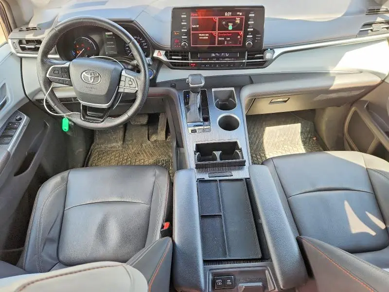 2022 TOYOTA SIENNA LE  