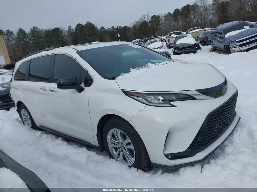 2022 TOYOTA SIENNA XSE