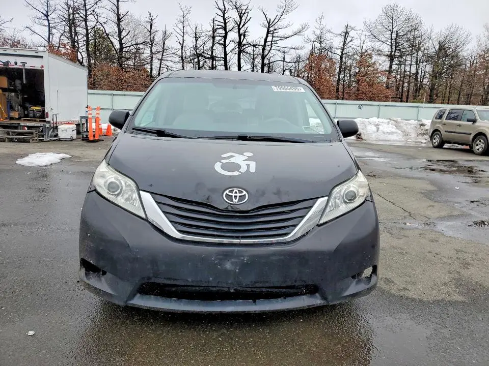 2013 TOYOTA SIENNA LE 8-PASSENGER  