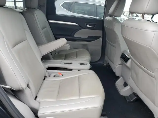 2019 TOYOTA HIGHLANDER SE  