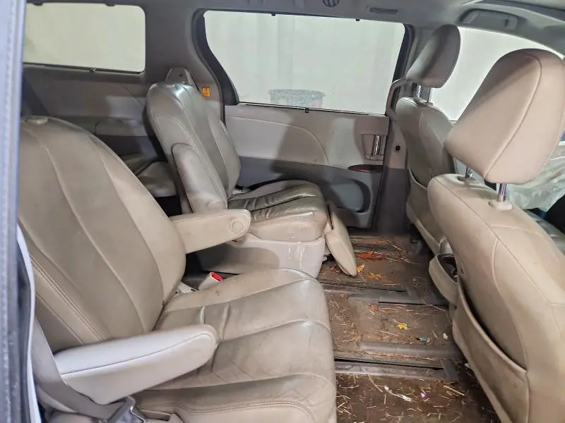 2013 TOYOTA SIENNA XLE  