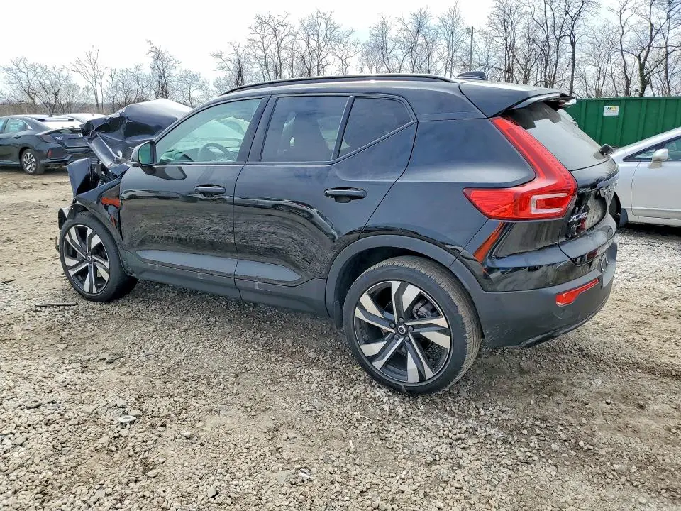 2023 VOLVO XC40 PLUS  