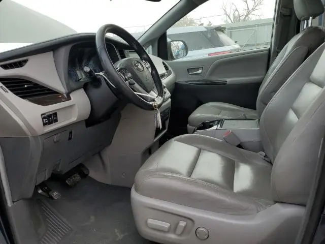 2019 TOYOTA SIENNA XLE  