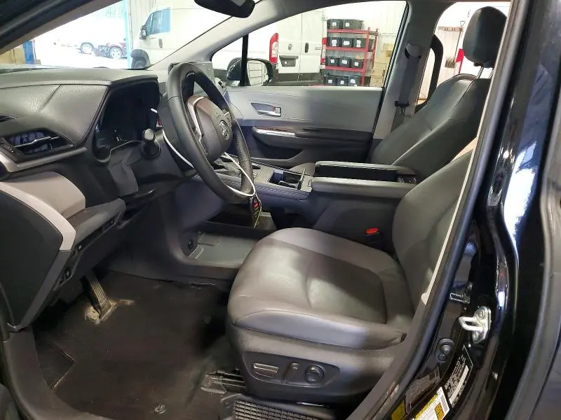 2022 TOYOTA SIENNA XLE  
