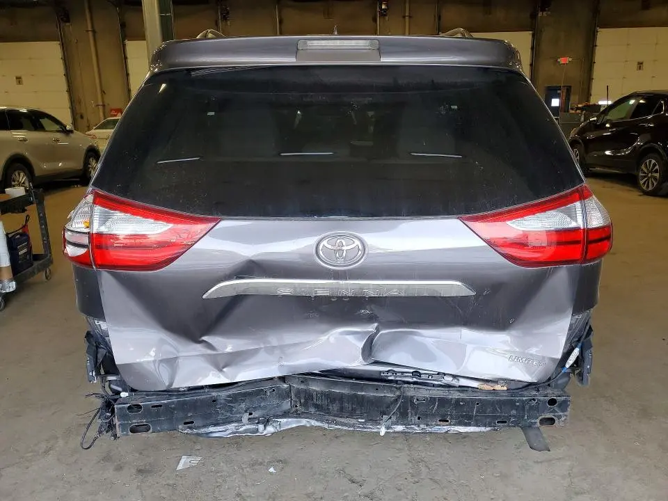 2017 TOYOTA SIENNA LIMITED PREMIUM 7-PASSENGER  