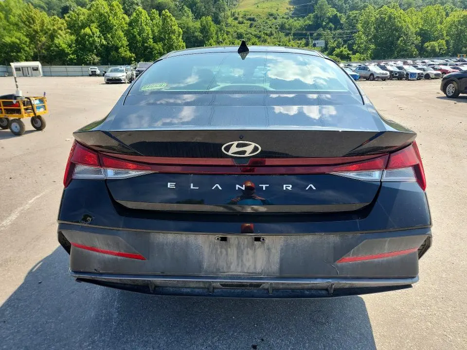 2024 HYUNDAI ELANTRA SE  